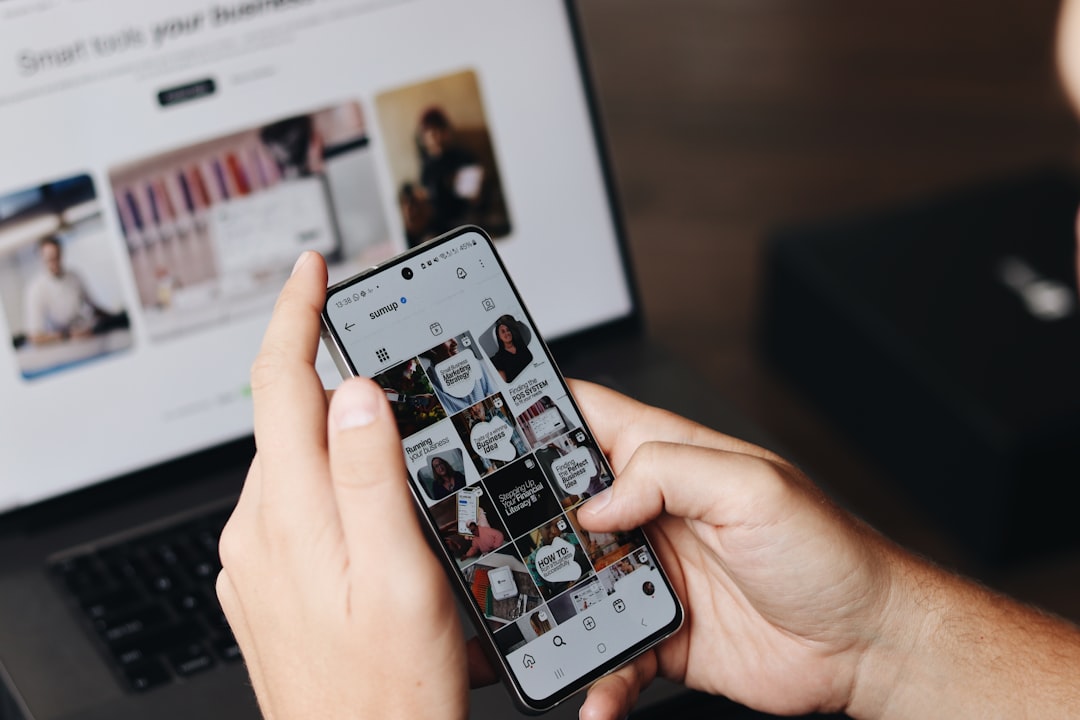 Người dùng xem video TikTok trên điện thoại