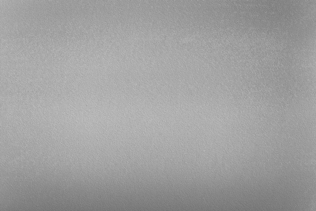 Người làm việc đang suy nghĩ trước màn hình máy tính với bảng tính Excel phức tạp