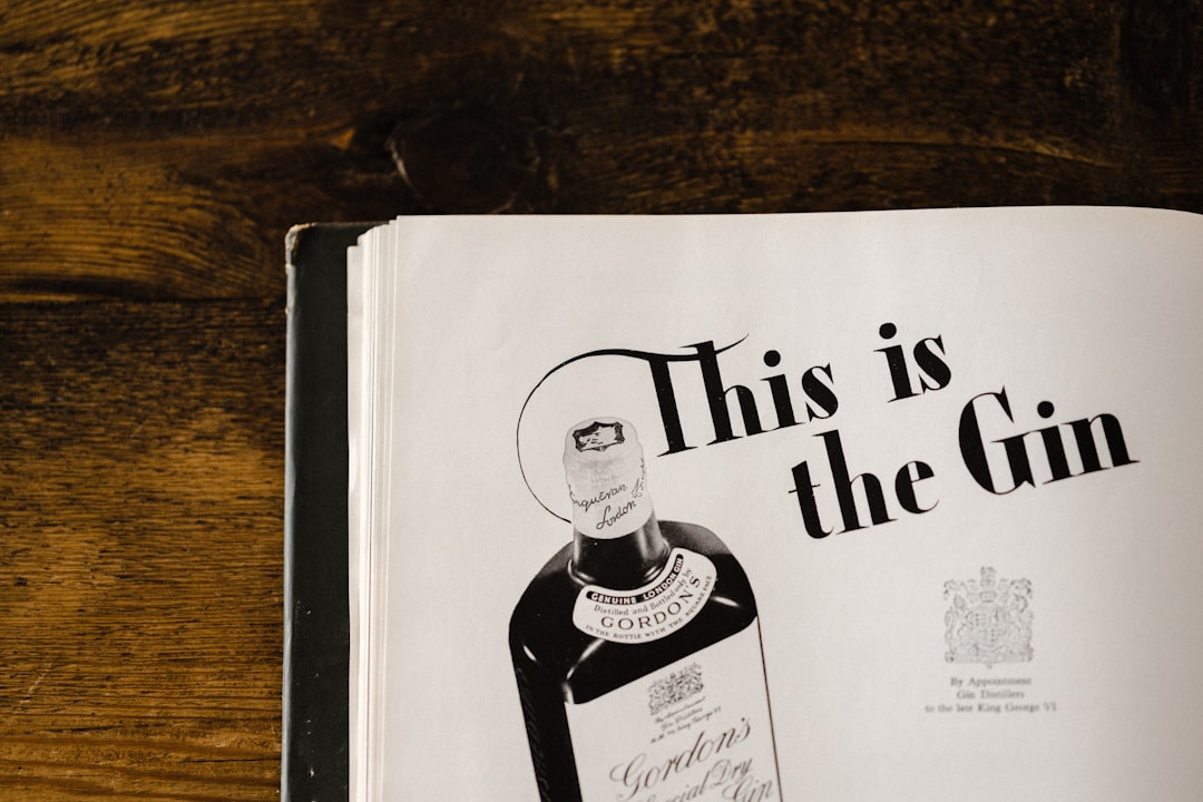 Người phụ nữ dáng đồng hồ cát mặc váy ôm eo