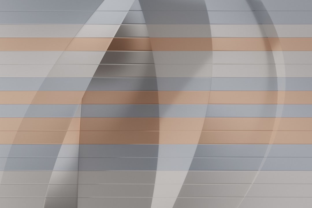 Người phụ nữ dáng quả lê mặc áo sáng màu và quần tối màu