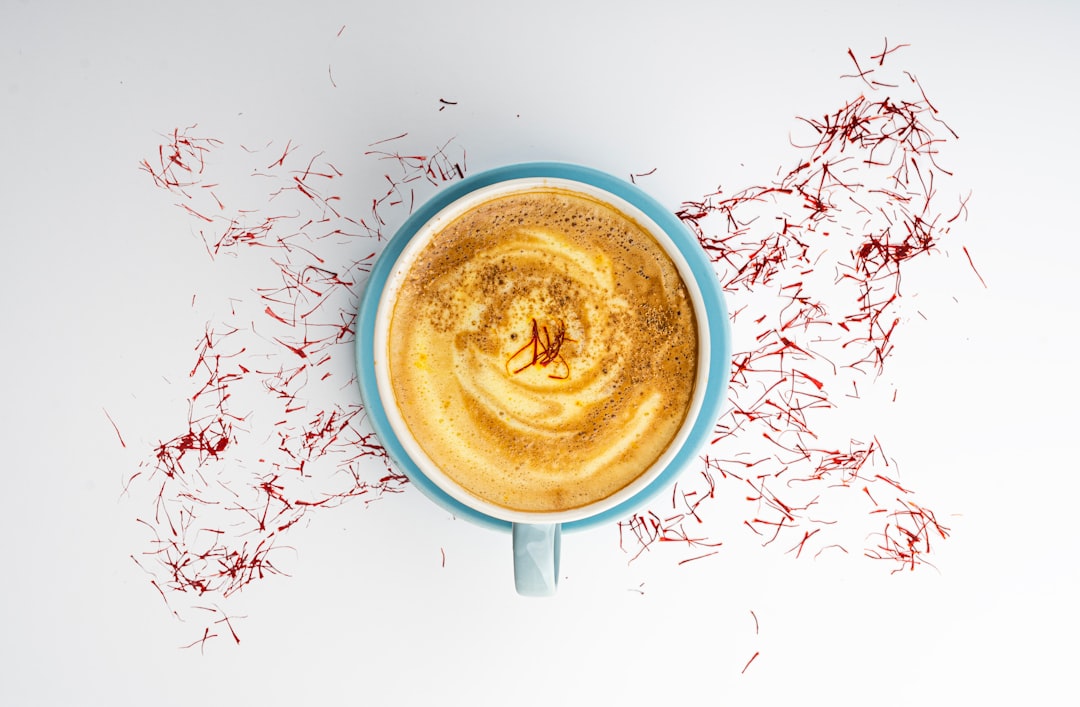 Nồi nước sôi sùng sục với vài lát chanh và chút muối