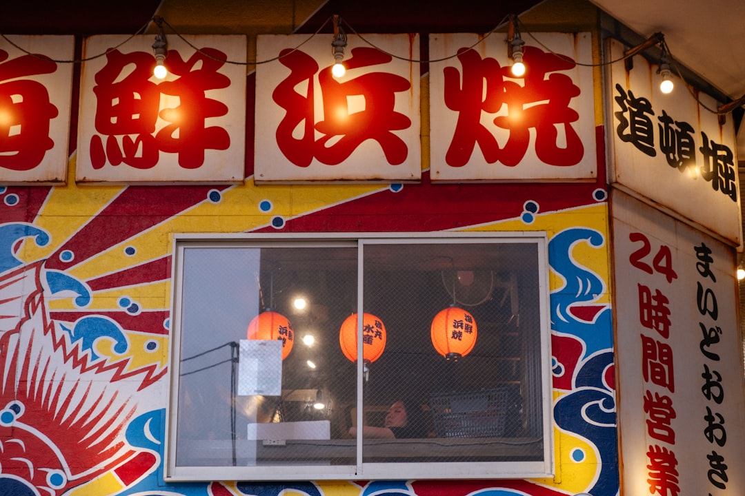 Quán ăn đường phố đông khách địa phương