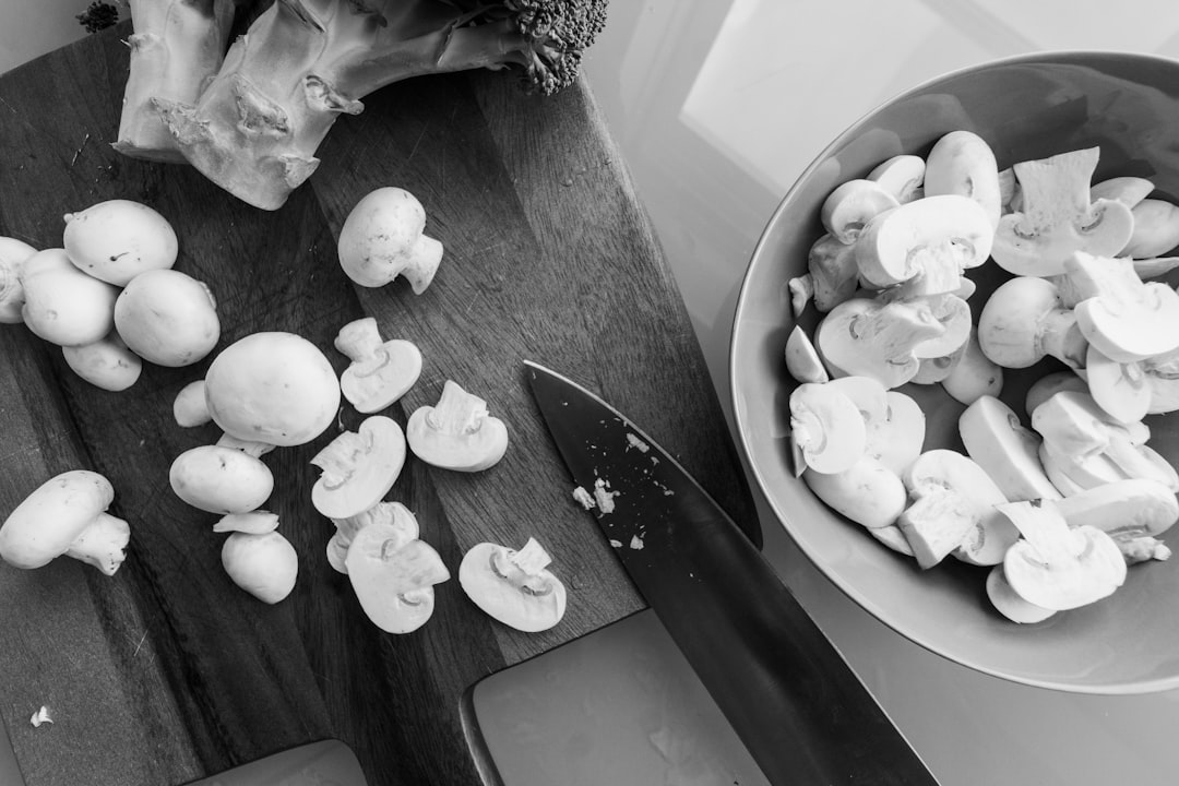 Rau vừa luộc được vớt ra ngâm vào thau nước đá