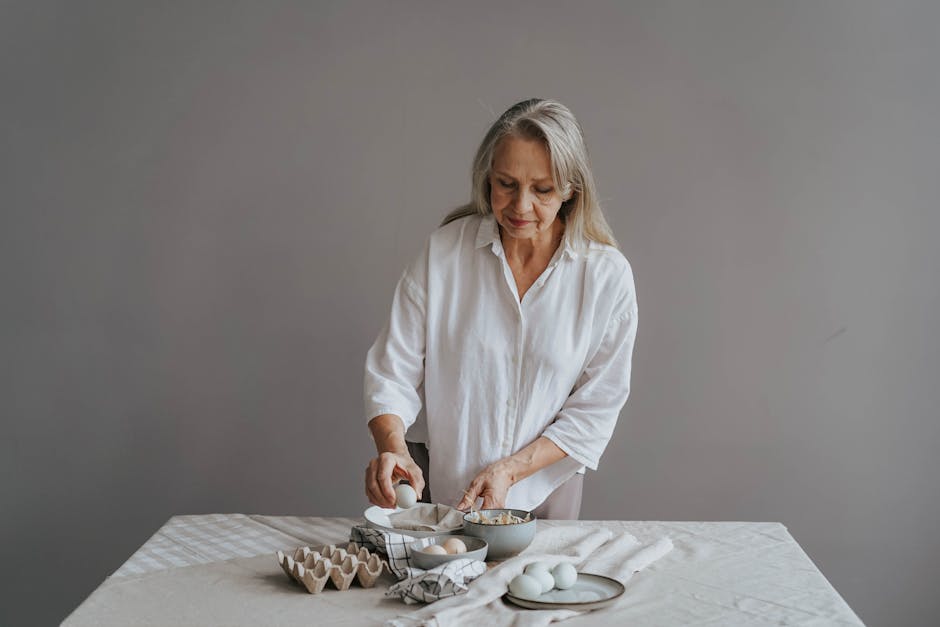 Trứng luộc đang được ngâm trong bát nước đá