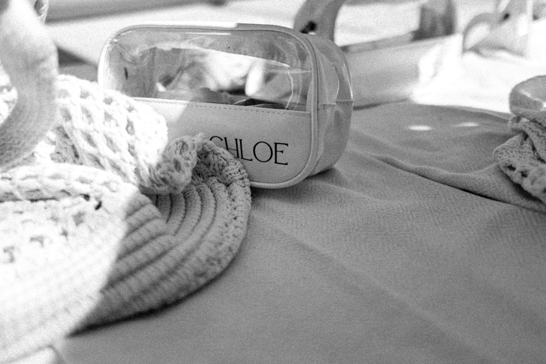 Túi trà lọc đã qua sử dụng đặt trong giày