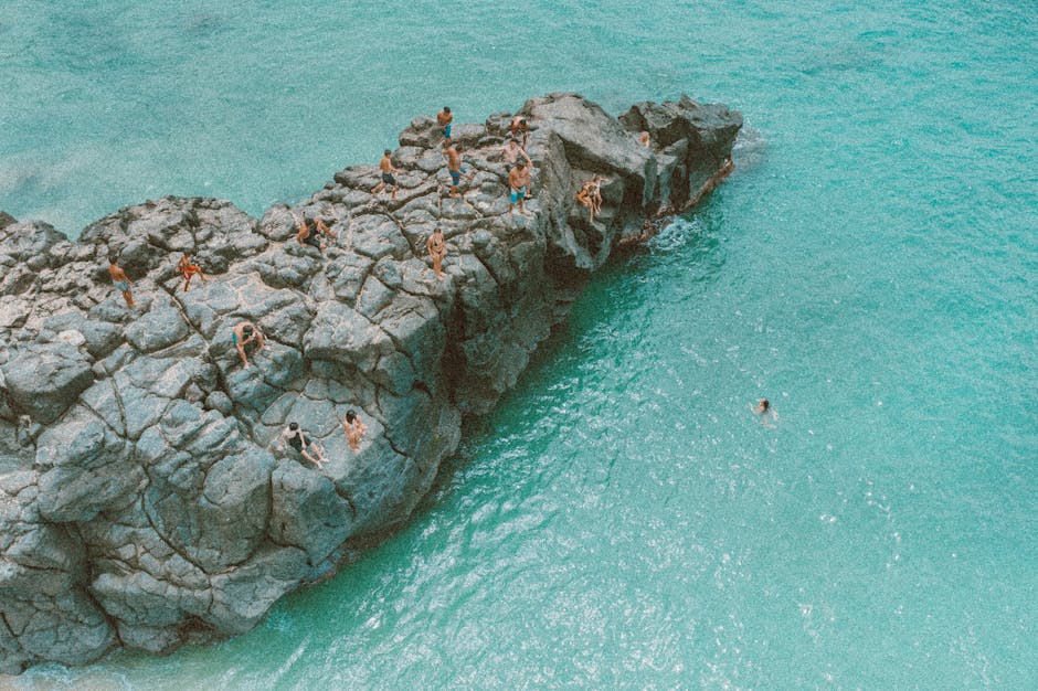 Bãi Bé Lý Sơn với vách đá núi lửa và nước biển xanh ngắt