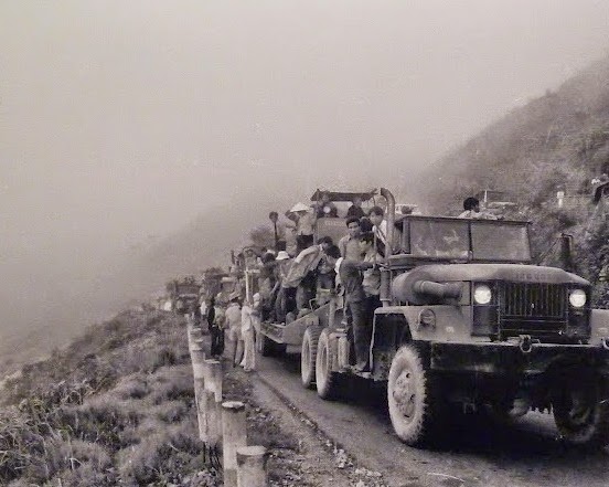 Bãi biển đông người chen chúc