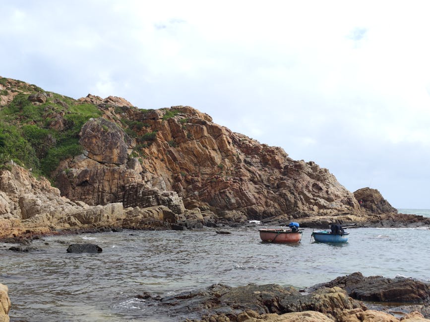 Bãi Môn Phú Yên với bờ cát trắng và dòng suối nhỏ