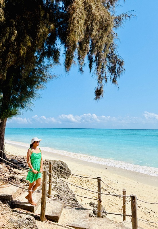 Bãi Rạng Nam Du với nước biển trong xanh và rặng san hô