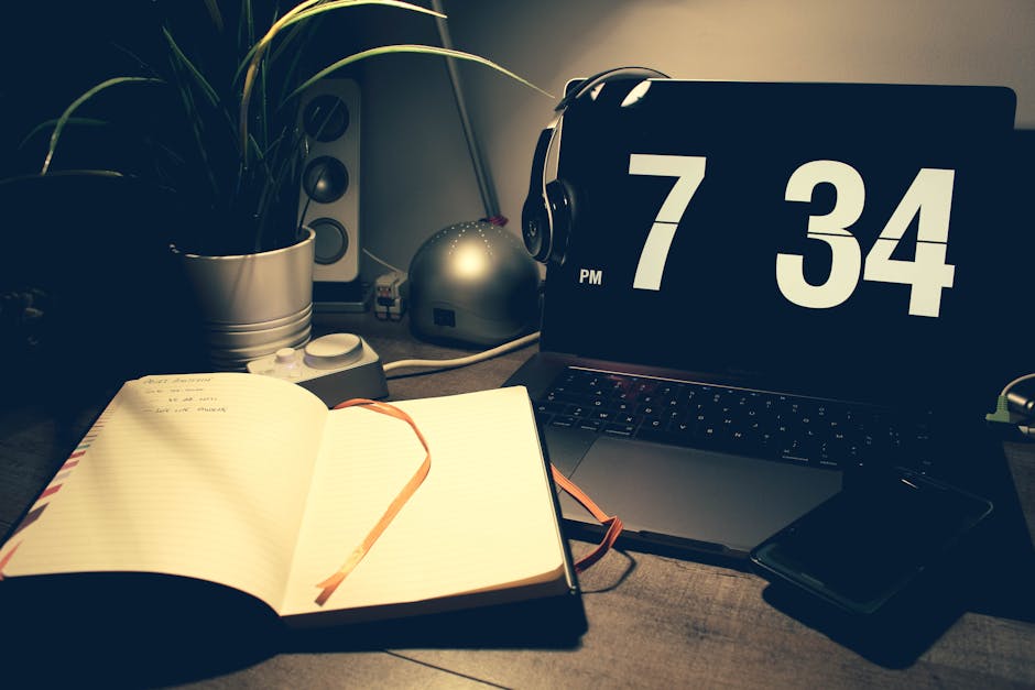 Bàn làm việc gọn gàng với máy tính và vài cuốn sổ ghi chú