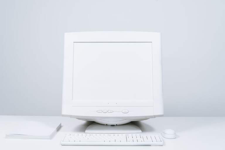 Bàn làm việc nhiều màn hình