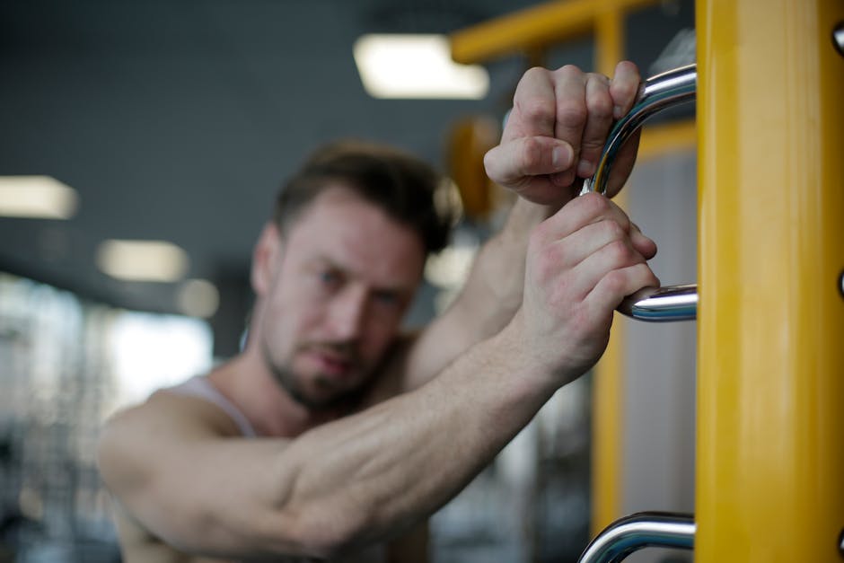 Bàn tay chạm nắm cửa