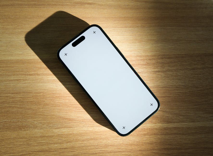 Điện thoại đặt trên bàn dưới ánh nắng mặt trời