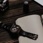 Cơ chế nào giúp đồng hồ đo chính xác thời gian trong đời sống?