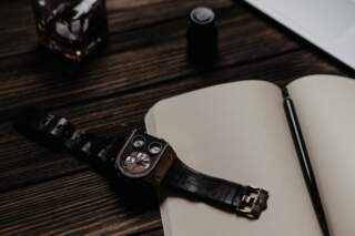 Cơ chế nào giúp đồng hồ đo chính xác thời gian trong đời sống?