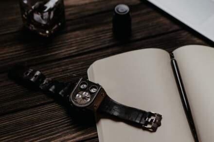 Cơ chế nào giúp đồng hồ đo chính xác thời gian trong đời sống?