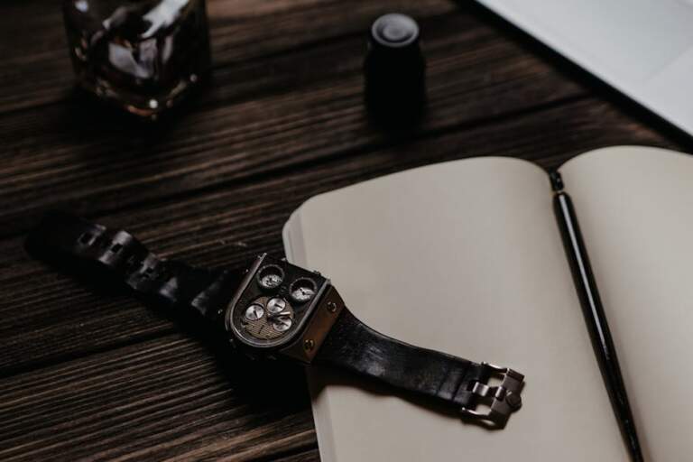 Cơ chế nào giúp đồng hồ đo chính xác thời gian trong đời sống?