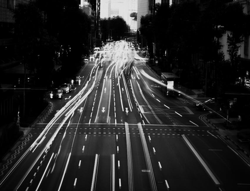 Dòng xe cộ di chuyển trật tự trên đường vào giờ cao điểm