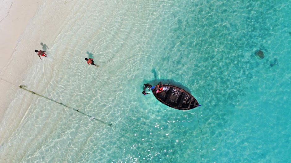 Du khách đi bộ trên bãi biển Maldives