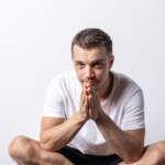 Vì sao khi xát tay vào nhau lại nóng lên? Giải thích đơn giản