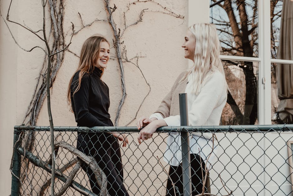 Hai người đang trò chuyện vui vẻ trong văn phòng