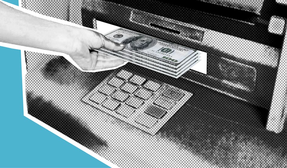 Máy ATM đang nhả tiền