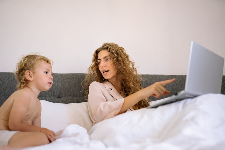 Người con đang hướng dẫn mẹ sử dụng máy tính qua cuộc gọi video