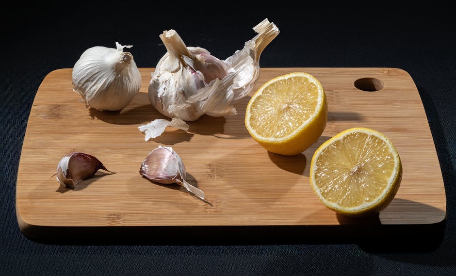 Người đang đập dập củ tỏi trên thớt