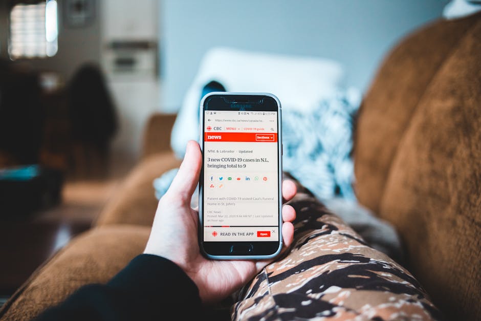 Người đang đọc tin tức trên điện thoại