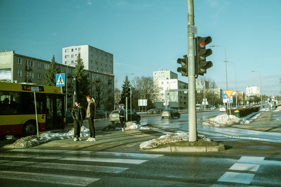 Người đi bộ và xe cộ tuân thủ tín hiệu đèn giao thông