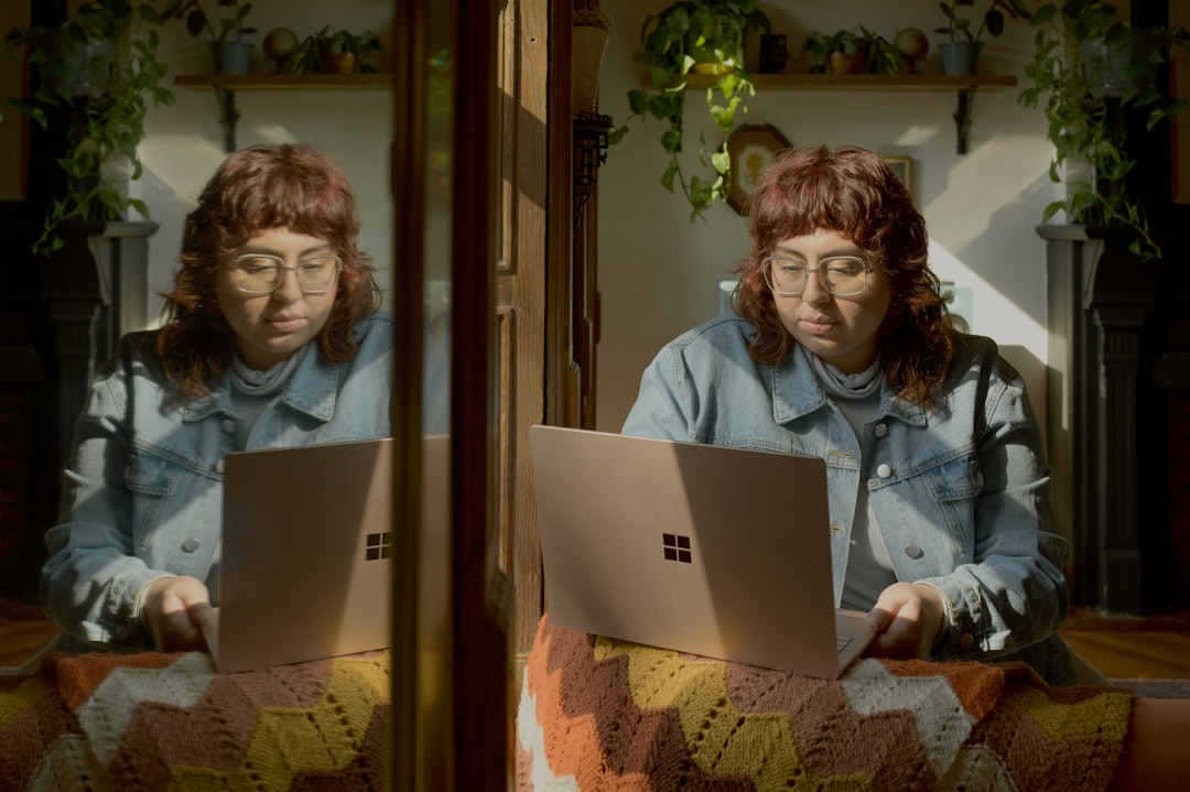 Người dùng đang tùy chỉnh template Notion trên máy tính