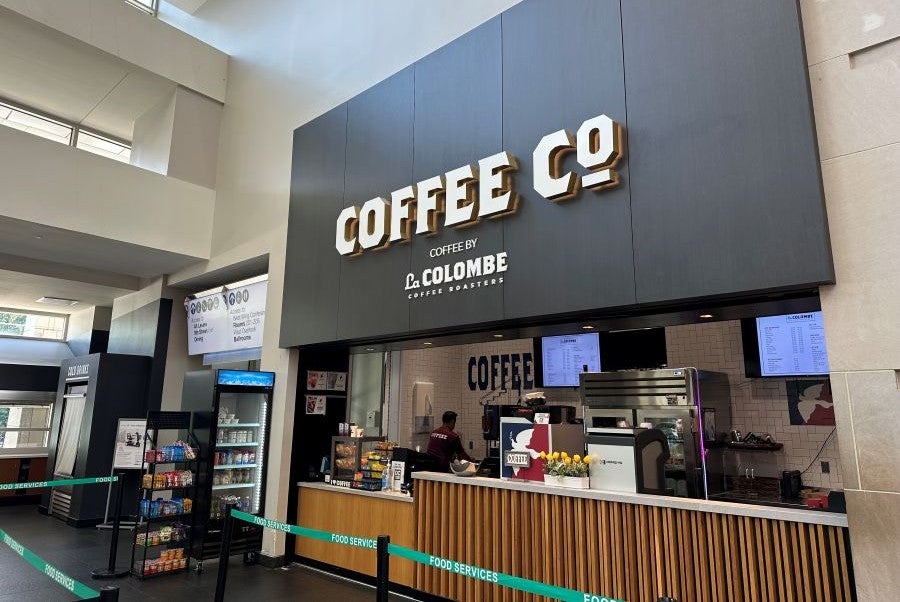 Người dùng laptop trong quán cà phê có wifi