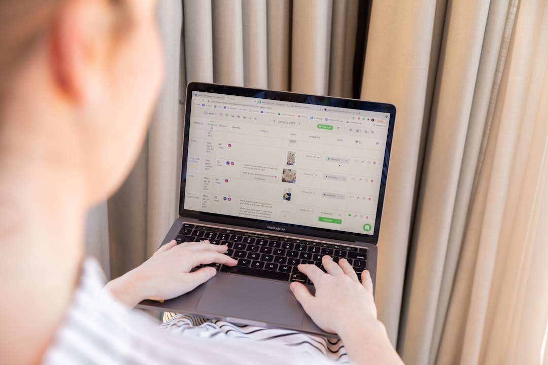 Người dùng nhập mô tả vào phần mềm AI trên máy tính