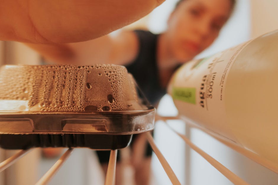 Người nội trợ đang kiểm tra rau trong tủ lạnh