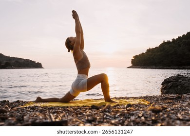 Người phụ nữ tập yoga bên bờ biển lúc bình minh