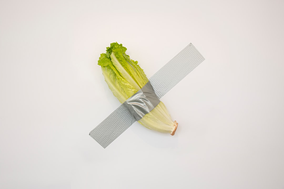 Rau được bọc trong giấy báo và đặt trong hộp nhựa