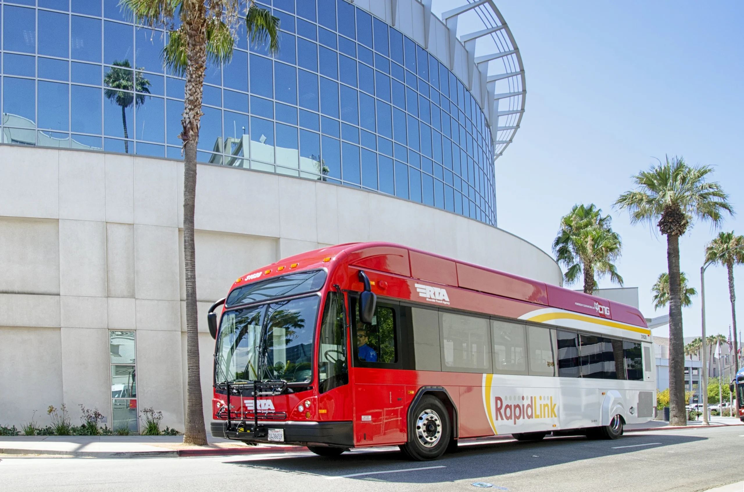 Sinh viên đi xe buýt công cộng