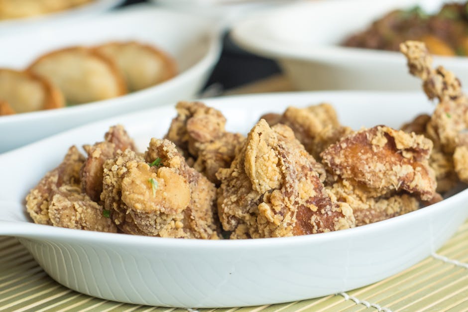 Thấm khô miếng thịt gà trước khi chiên