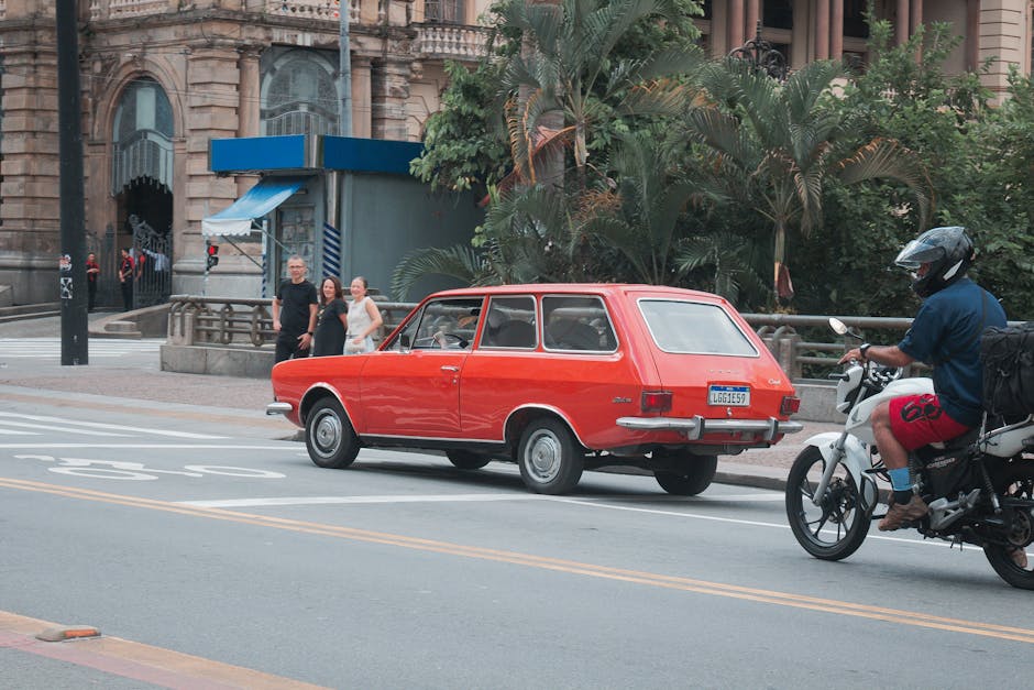 Xe máy và ô tô di chuyển an toàn trên đường phố
