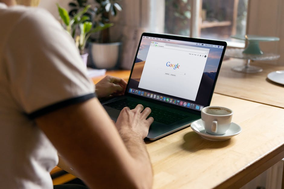 Bàn làm việc với màn hình máy tính hiển thị Google Sheet