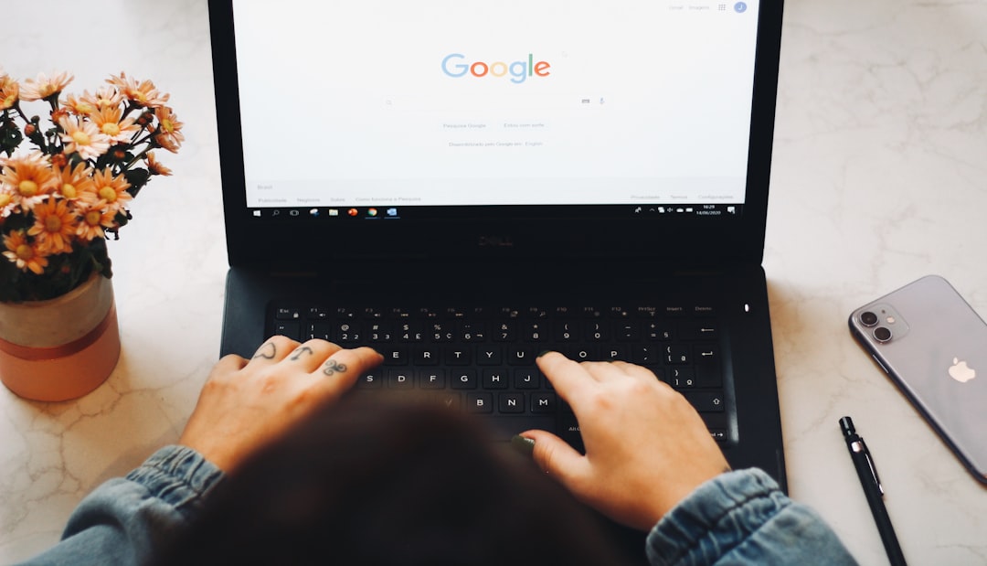 Người dùng đang nhập dữ liệu vào Google Sheet trên laptop