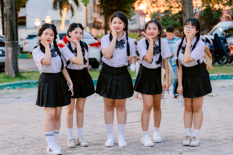 Nhóm học sinh làm việc cùng nhau
