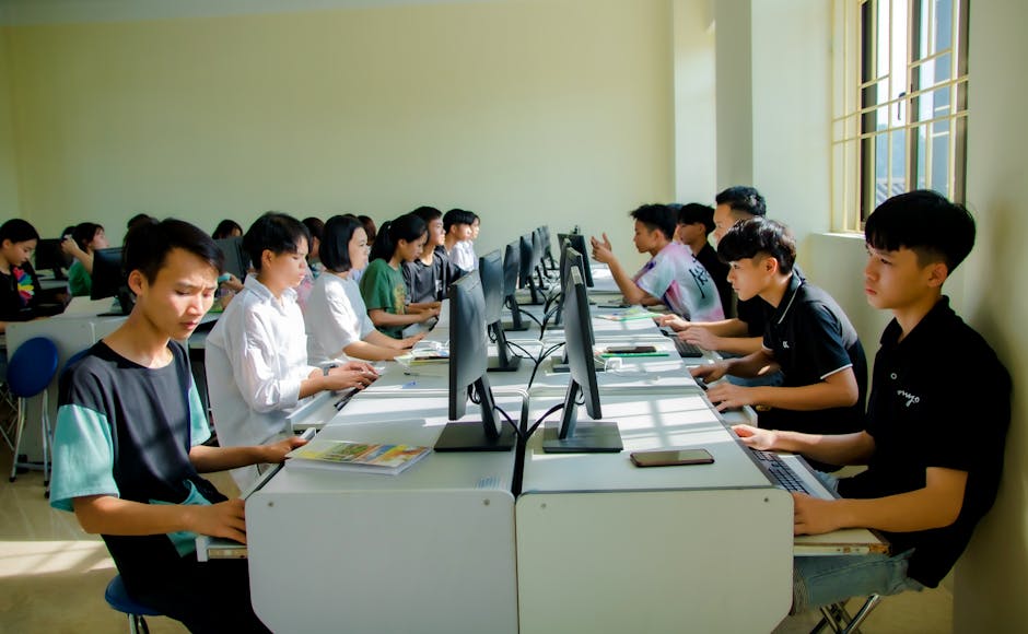 Sinh viên học lập trình trên máy tính