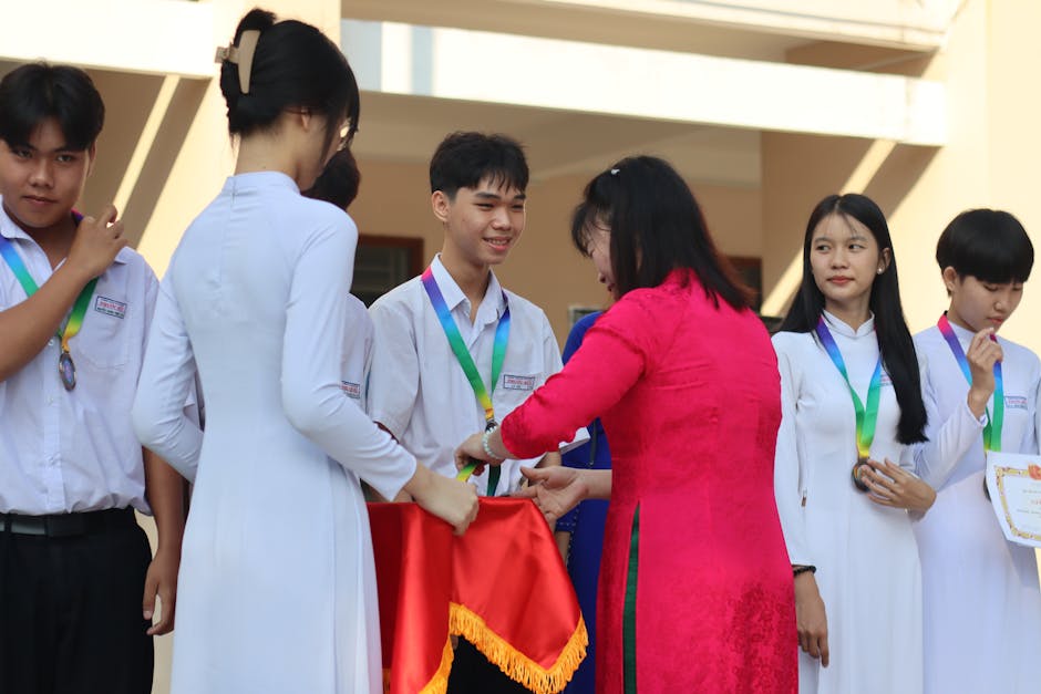 Thầy cô giáo và học sinh trong buổi lễ