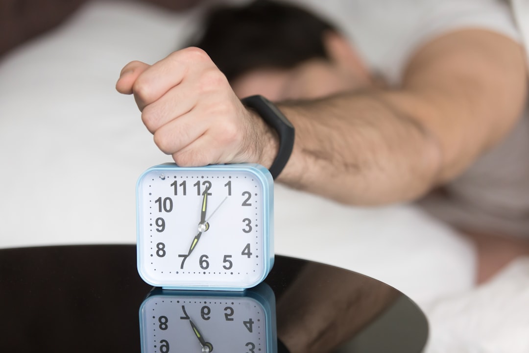 người thức dậy trước báo thức